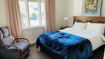 3 bedrooms, desk, iron/ironing board, travel crib