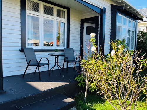 Pretty Villa Close to St Clair Beach Private Parking