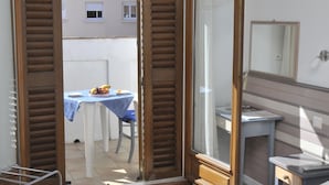 Chambre supérieure double | Coffre-fort, fer et planche à repasser, accès au Wi-Fi (inclus)
