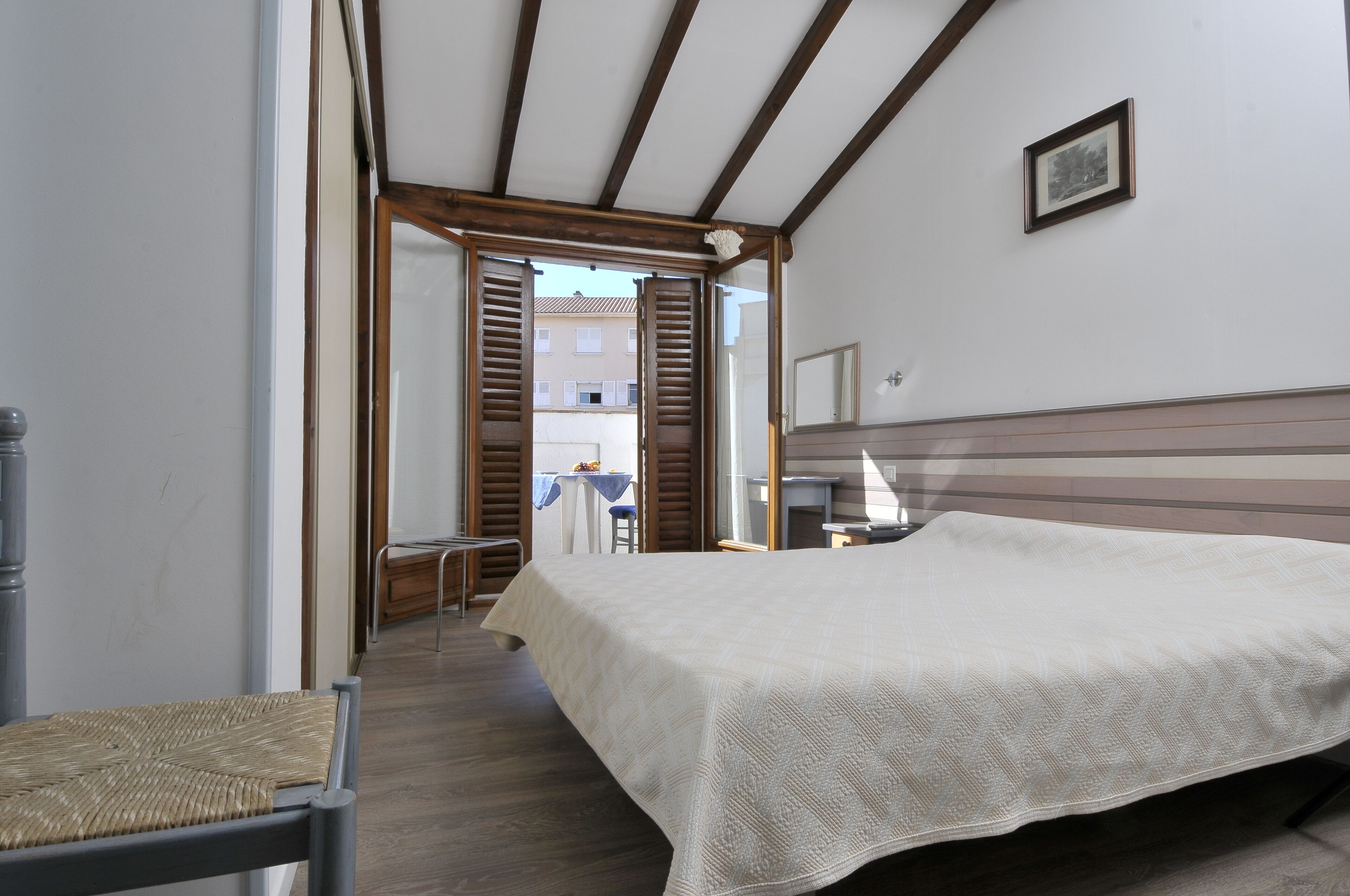 高級雙人房 | 房內夾萬、熨斗/熨衫板、免費 Wi-Fi