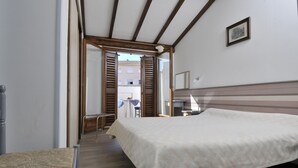 Chambre supérieure double | Coffre-fort, fer et planche à repasser, accès au Wi-Fi (inclus)