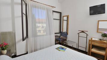 Quarto casal clássico | Cofres nos quartos, ferros/tábuas de passar roupa, Wi-Fi de cortesia