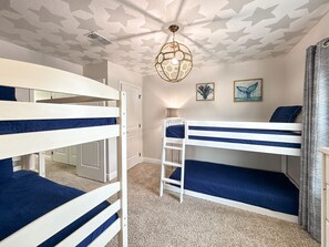 3 habitaciones, tabla de planchar con plancha y cuna de viaje 