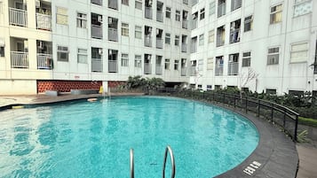 10 outdoor pools