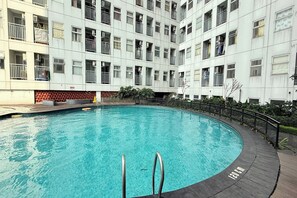10 outdoor pools