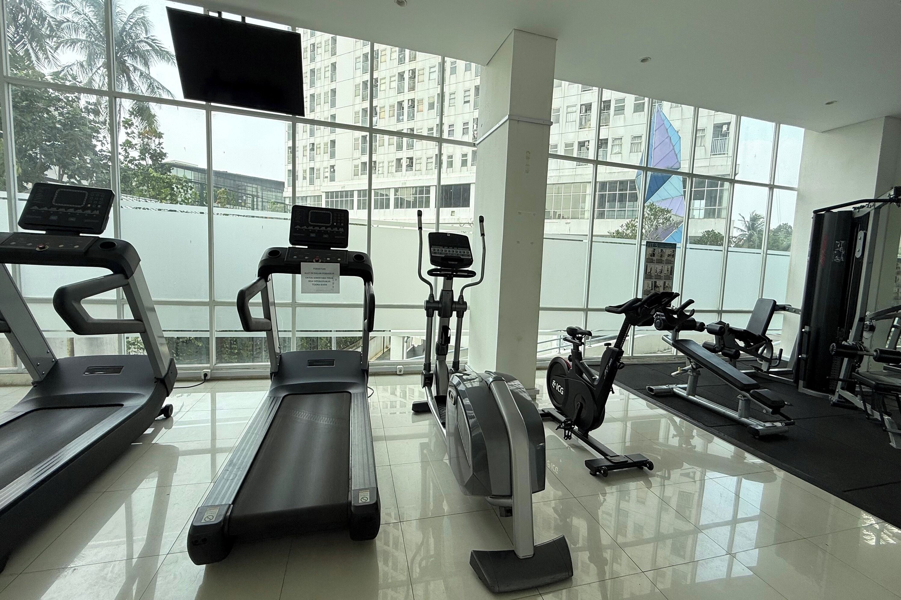 Ein Fitnessraum mit Laufbändern, Crosstrainern und Ergometer.
