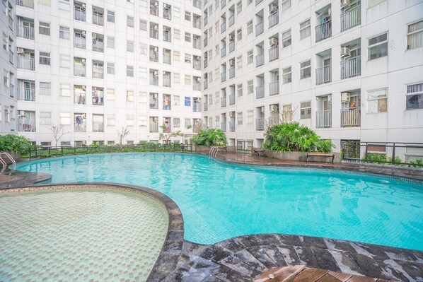 10 outdoor pools