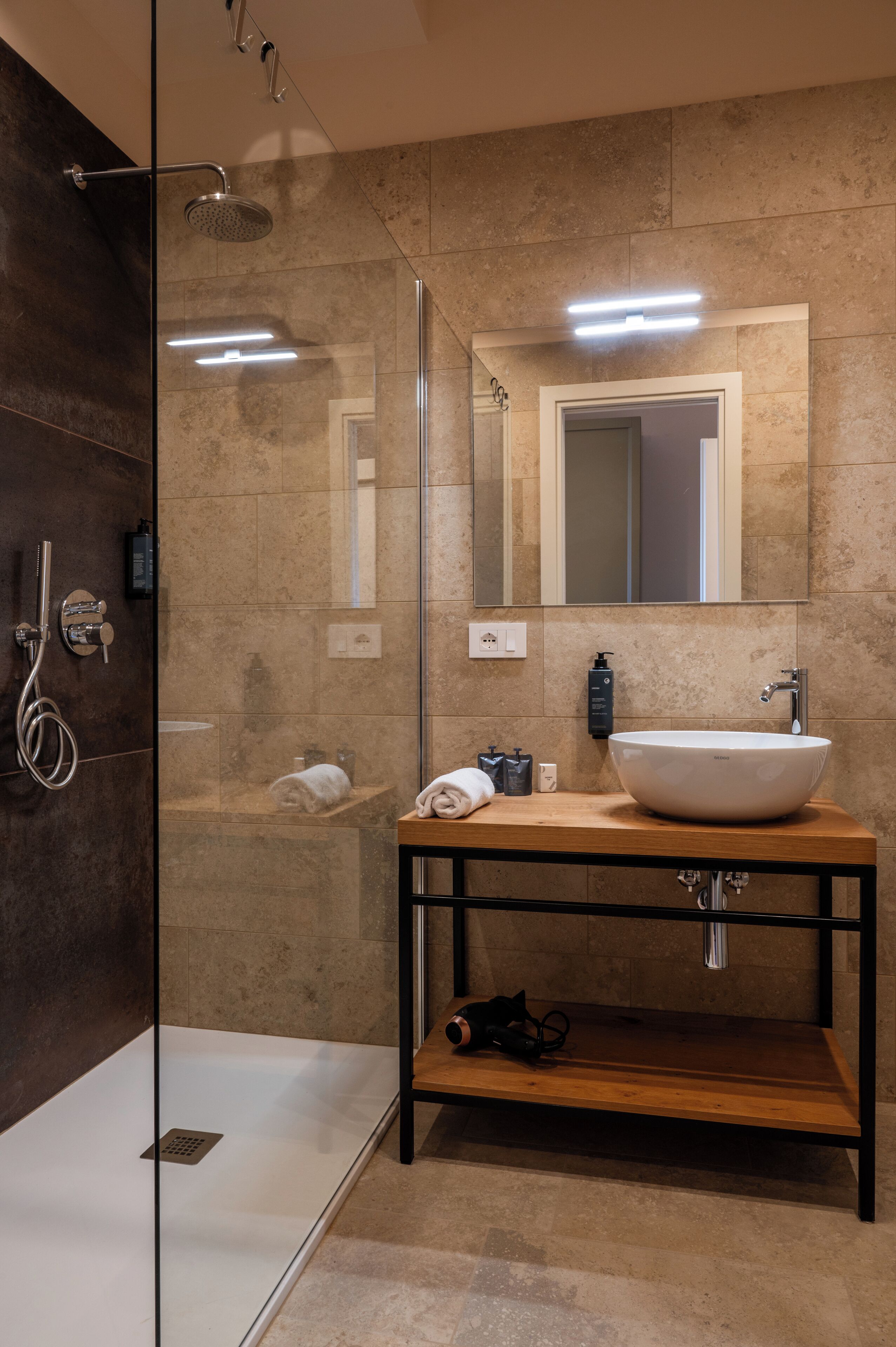 خزنة داخل الغرفة ومكتب وواي فاي مجانًا