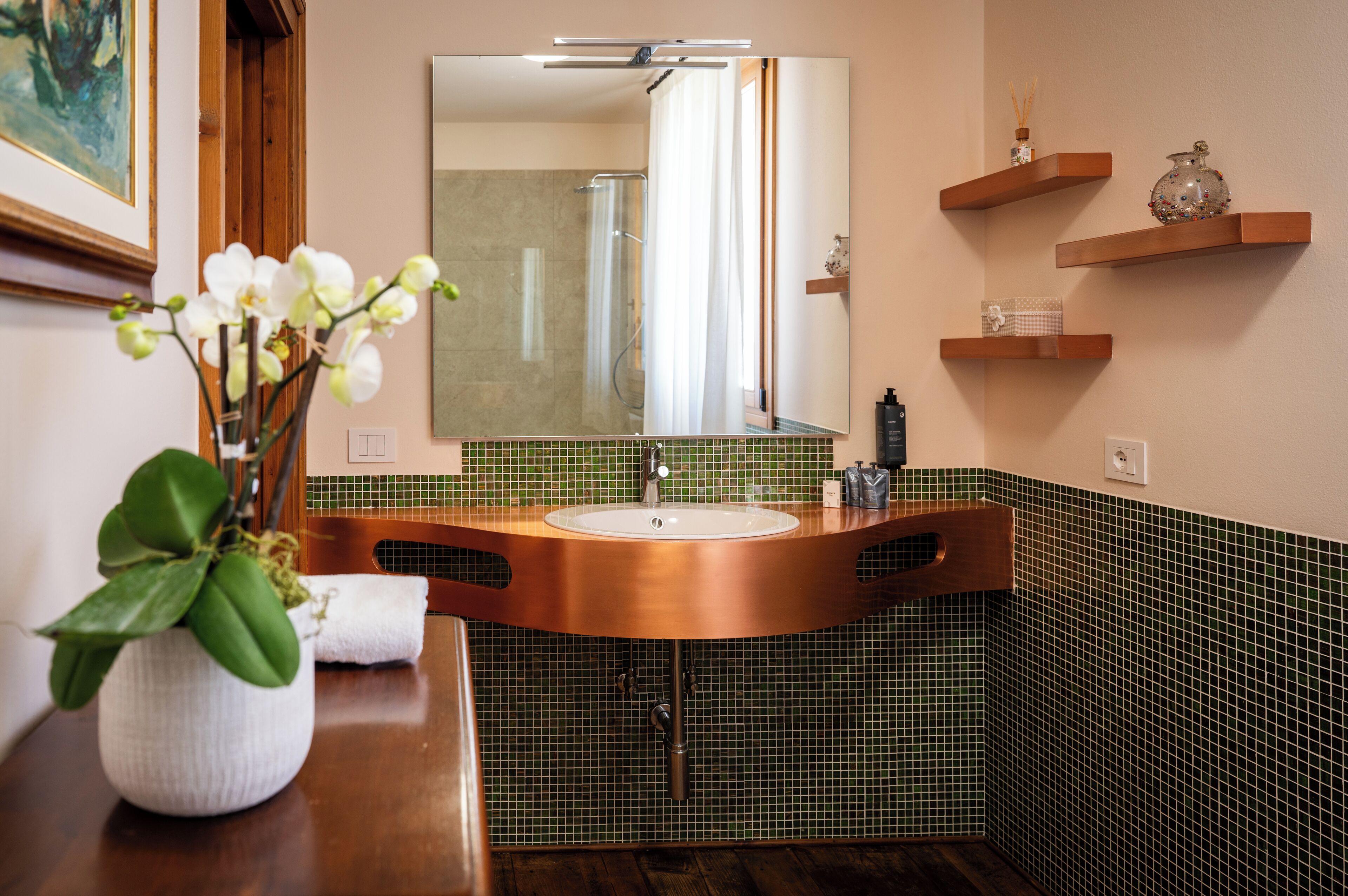 خزنة داخل الغرفة ومكتب وواي فاي مجانًا