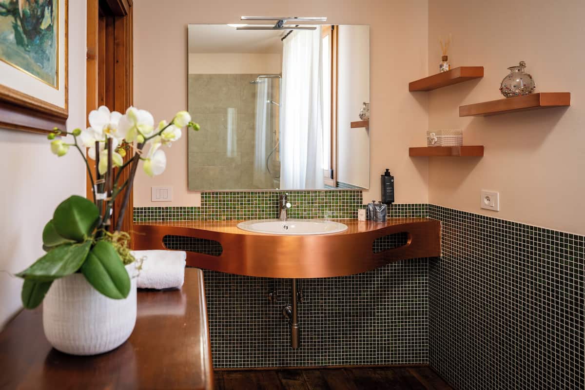 Habitación Deluxe, vista a la colina | Caja de seguridad en la habitación, escritorio y wifi gratis