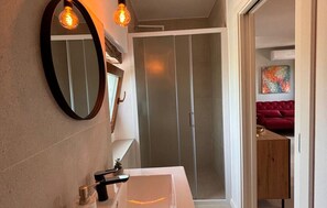 Douche, sèche-cheveux, serviettes fournies