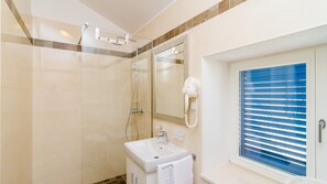 Shower, hair dryer, towels - Villa Blue by Villas Guide (Dubrovnik)