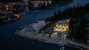 A coastal property with a swimming pool, a detached house, and a boat dock. - Villa Juma by Villas Guide (Blace)