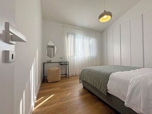 3 sovrum, skrivbord, strykjärn/strykbräda och resesäng