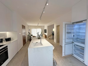 Micro-ondes, four, plaque de cuisson, lave-vaisselle