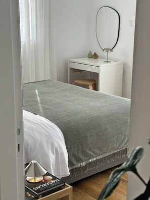 3 bedrooms, desk, iron/ironing board, travel cot
