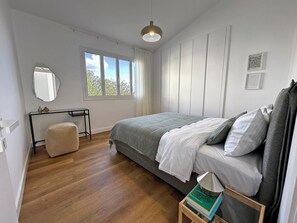 3 Schlafzimmer, Schreibtisch, Bügeleisen/Bügelbrett, Reisekinderbett