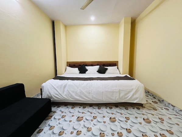 Desk, laptop workspace, iron/ironing board, free WiFi