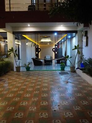 Combined shower/bathtub, towels, soap, shampoo