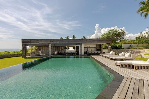 Beachfront 5BR Canggu Villa: Beach Club, Fully staffed, Chef & Driver-EARLY BIRD