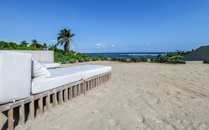 På stranden, liggestole, badehåndklæder