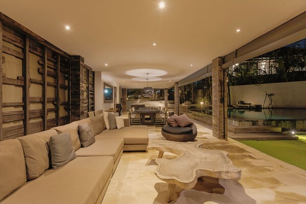 Smart-tv, een tafeltennistafel en een muziekbibliotheek