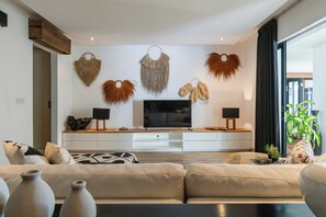 Smart TV, mesa de pingue-pongue, biblioteca musical