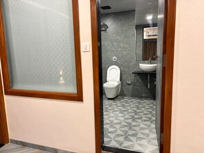 ห้องแฟมิลี่, วิวเมือง | ห้องน้ำ | ฝักบัว, ผ้าเช็ดตัว, สบู่, ยาสระผม