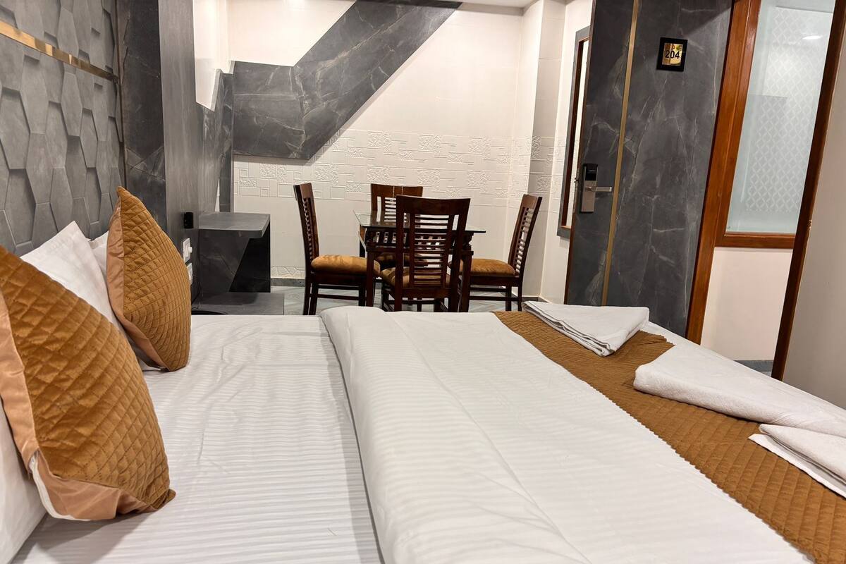 Een hotelkamer met een bed, een bureau en stoelen.