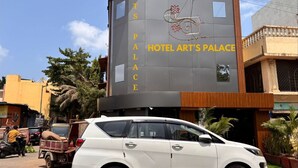Un bâtiment moderne sur lequel on peut lire l’inscription suivante : « ART’S PALACE HOTEL ART’S PALACE ».