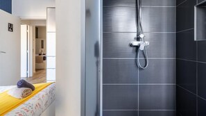 3 sovrum, skrivbord, strykjärn/strykbräda och resesäng
