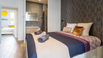 3 chambres, bureau, fer et planche Ă repasser, lit parapluie