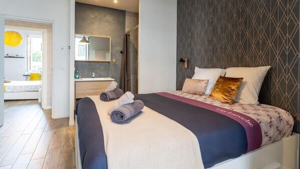 3 bedrooms, desk, iron/ironing board, travel crib