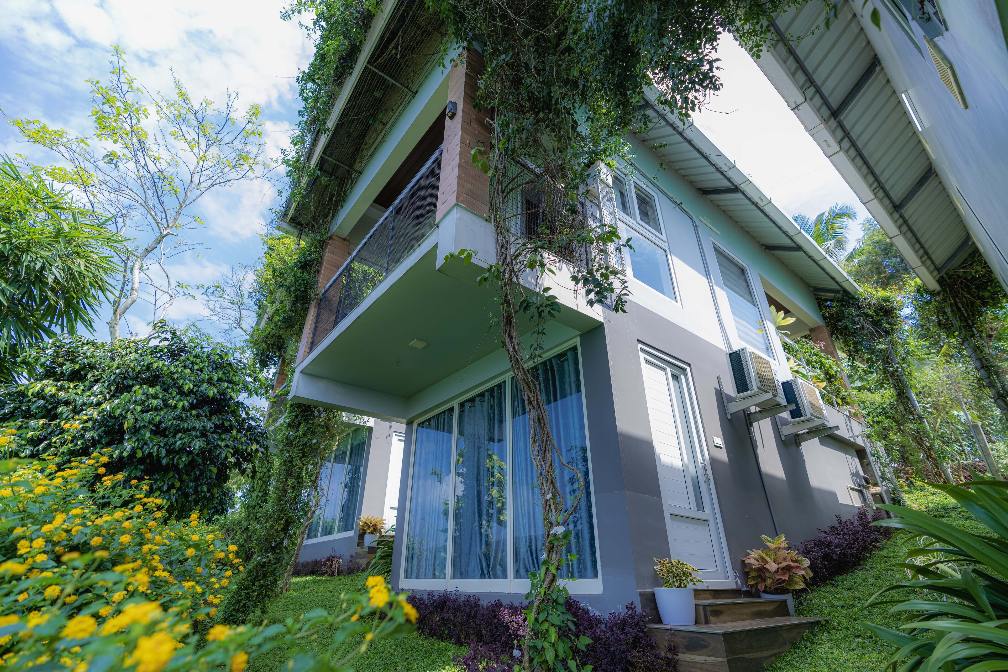 Vista frontal de la propiedad