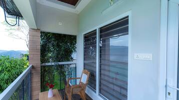 Quarto solteiro luxo, vista para o jardim | Sacada