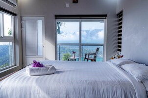 Tabla de planchar con plancha, wifi gratis y ropa de cama 