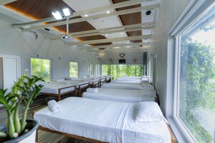 Tabla de planchar con plancha, wifi gratis y ropa de cama 