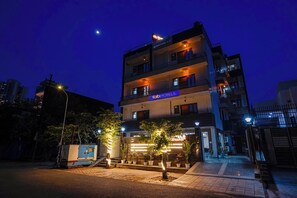 Front of property - Fabhotel Divine & Banquet (Noida)