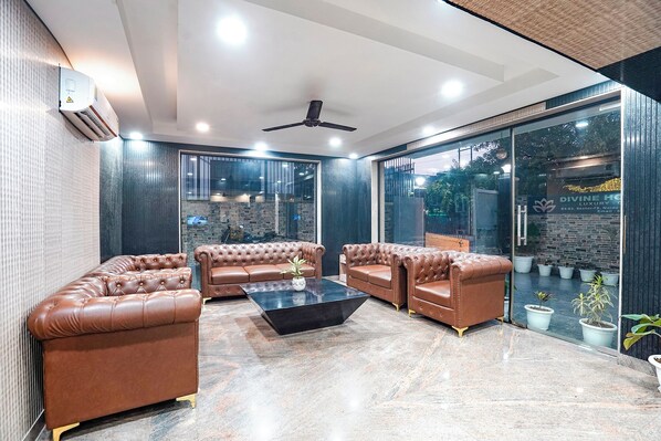 Lobby sitting area - Fabhotel Divine & Banquet (Noida)