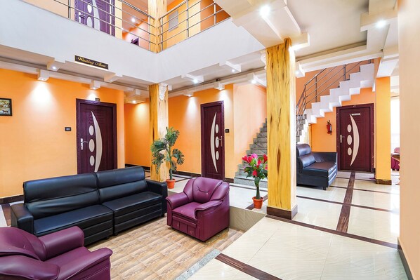 Lobby sitting area - Fabhotel Rajathi Holiday Peak (Kodaikanal)