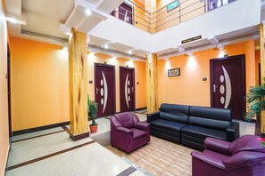 Lobby sitting area - Fabhotel Rajathi Holiday Peak (Kodaikanal)