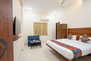 Egyptian cotton sheets, premium bedding, in-room safe, free WiFi - Fabhotel Three Waves (Hyderabad)