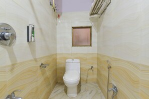 Quarto premium | Banheiro | Chuveiro, chuveiro com efeito de chuva, produtos de toalete grátis 