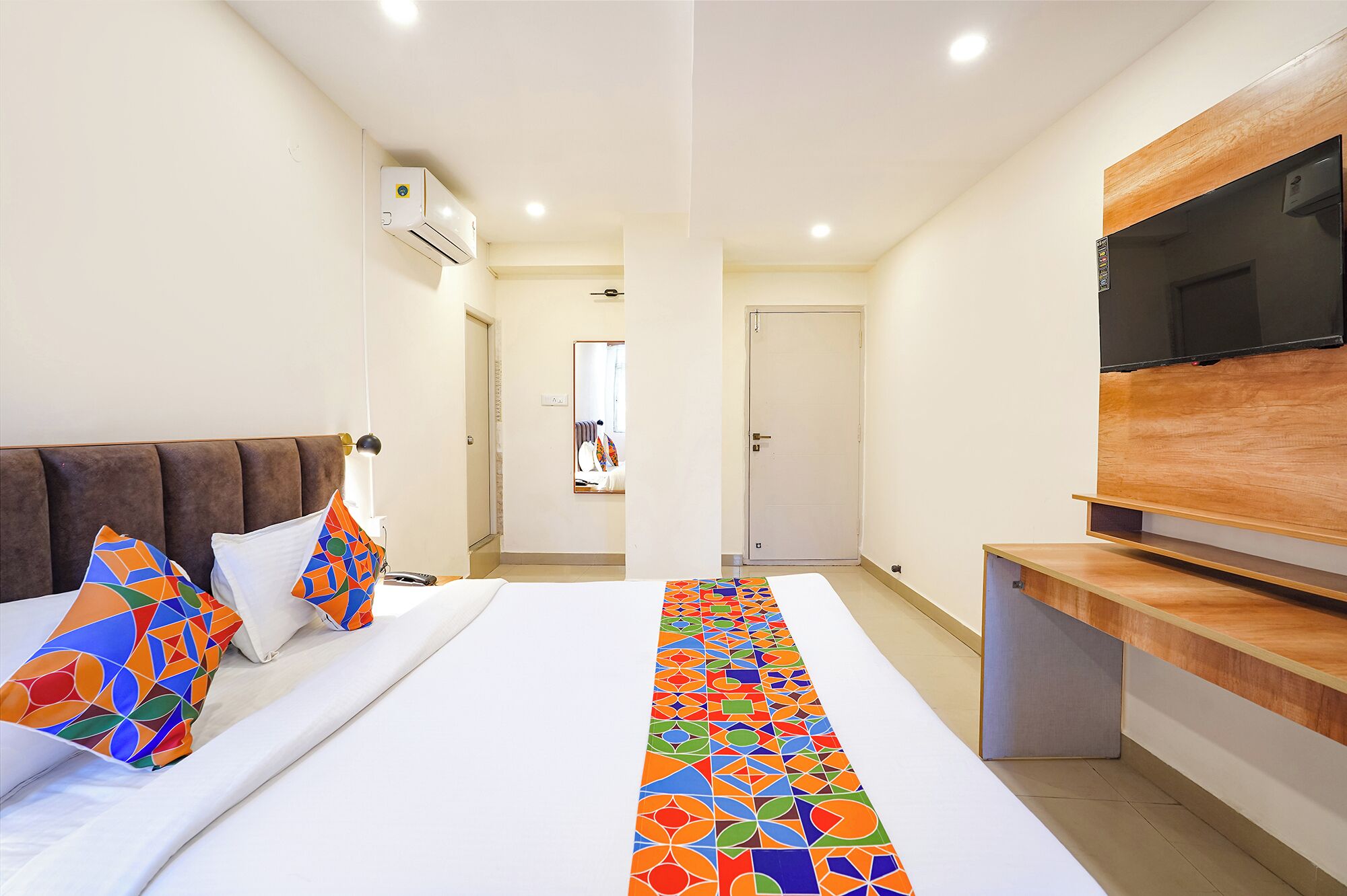 Egyptian cotton sheets, premium bedding, in-room safe, free WiFi