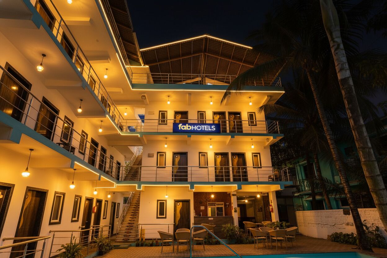 Un hotel de varios pisos con un letrero que dice "fabHOTELS".