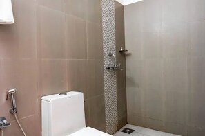 Sturta, regnsturtuhaus, snyrtivörur án endurgjalds, handklæði