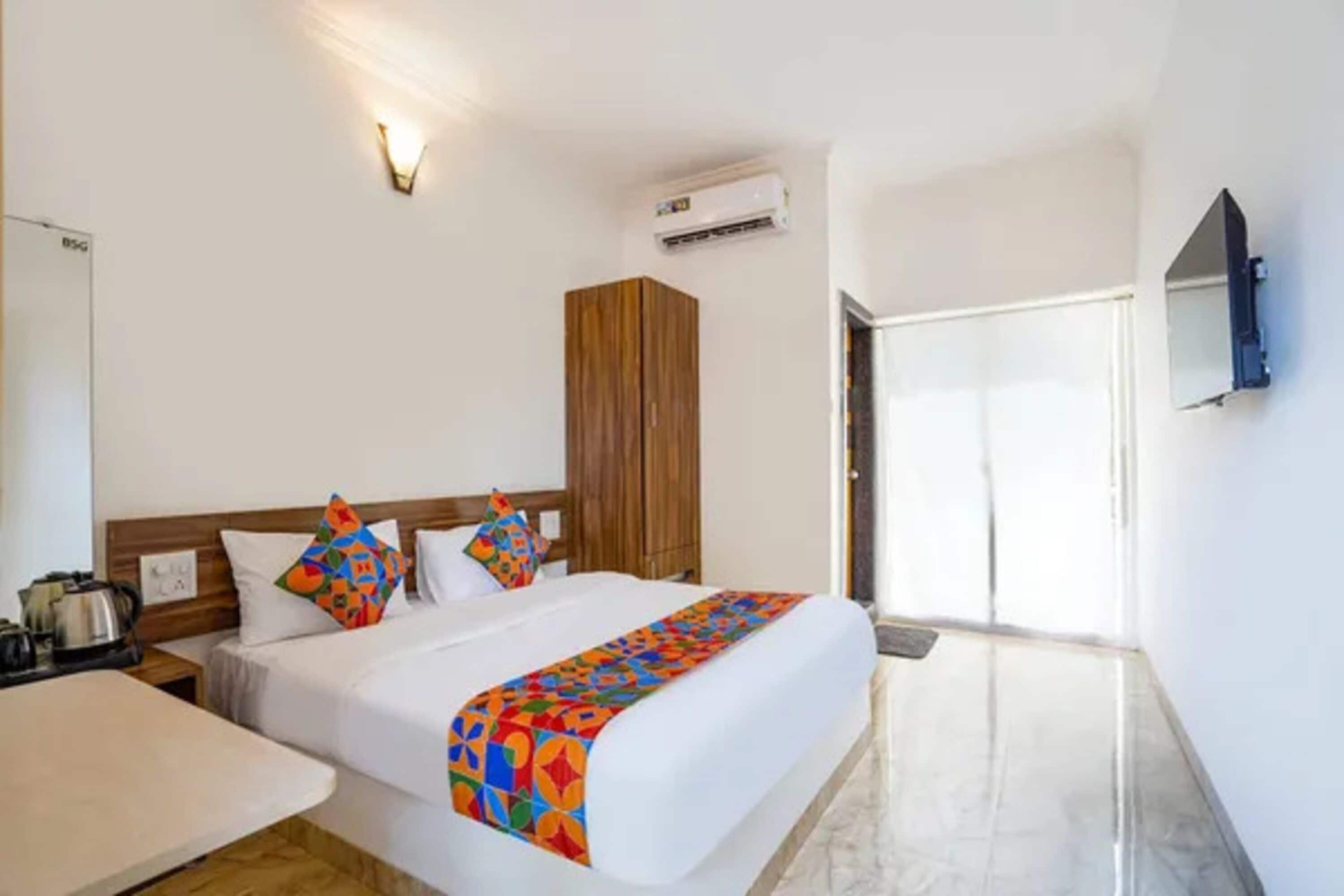 Egyptian cotton sheets, premium bedding, in-room safe, free WiFi