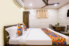Egyptian cotton sheets, premium bedding, in-room safe, desk - Via Metro Galaxy Inn (Mumbai)