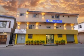 Property entrance - FabHotel Metro Galaxy Inn (Mumbai)