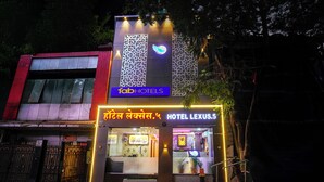 A hotel with a prominent sign for 'fabHOTELS' and 'HOTEL LEXUS'. - Fabhotel Lexus.5 (Mumbai)